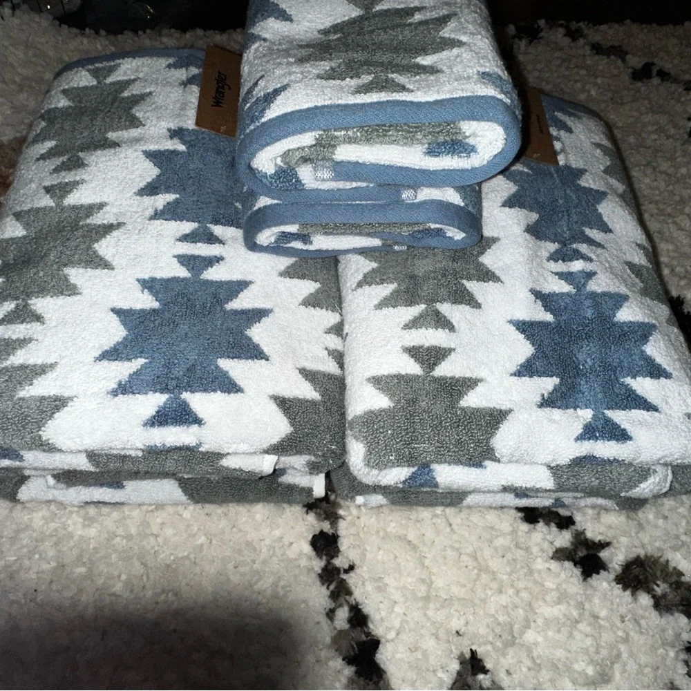 NEW Wrangler Bath Towels White with Sage and Blue Aztec Design 4 Bath & 2 Hand